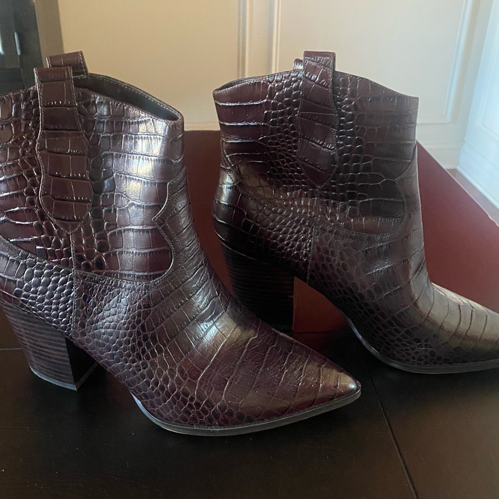 Elegant Crocodile-Embossed Ankle Boots Gibson Latimer